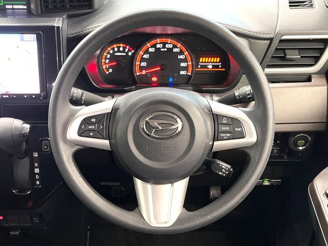 �C���e���A�ɍ��킹���f�U�C���̃X�e�A�����O�́A�^�]�������̂��Ƃ��l���A�^�]���₷���`��A�傫���ł��B�����x�A���ۂɐG���Ă��m���߂��������B