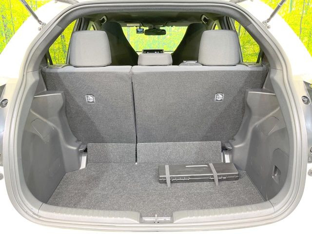 ���i�̂���������ʋ΁A���}���ɏ\���ȉ׎��X�y�[�X���m�ۂ��Ă���܂��B�Z�J���h�V�[�g��|���ƁA�傫�ȉו��̐ύڂ��\�ł���