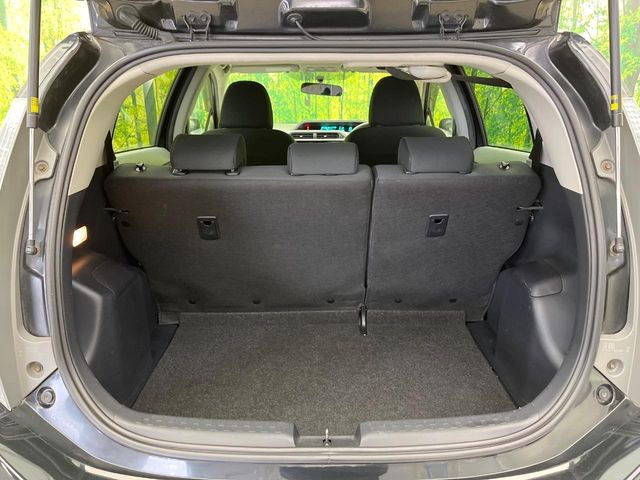 ���i�̂���������ʋ΁A���}���ɏ\���ȉ׎��X�y�[�X���m�ۂ��Ă���܂��B�Z�J���h�V�[�g��|���ƁA�傫�ȉו��̐ύڂ��\�ł���