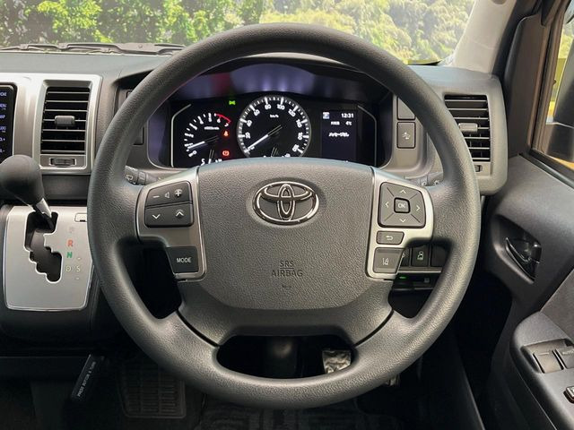 �C���e���A�ɍ��킹���f�U�C���̃X�e�A�����O�́A�^�]�������̂��Ƃ��l���A�^�]���₷���`��A�傫���ł��B�����x�A���ۂɐG���Ă��m���߂��������B