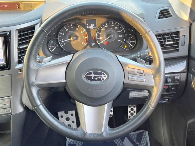 �y�����v�����X�e�A�����O�z�㎿�Ȋv���g�p���邱�ƂŁA��ɂ����������݂ƂĂ��^�]���₷���n���h���ł���