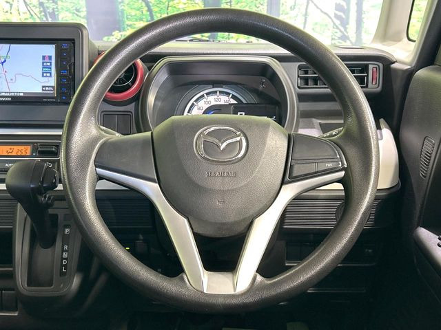 �C���e���A�ɍ��킹���f�U�C���̃X�e�A�����O�́A�^�]�������̂��Ƃ��l���A�^�]���₷���`��A�傫���ł��B�����x�A���ۂɐG���Ă��m���߂��������B