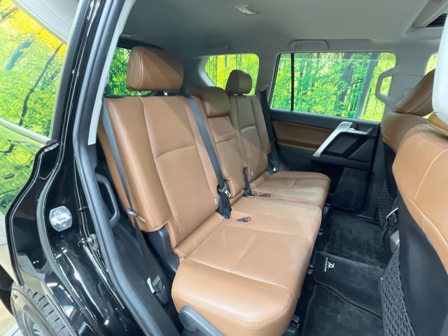 後部座席も気になるようなキズ・汚れやへたり等、大きなダメージはなく、良好な状態です。