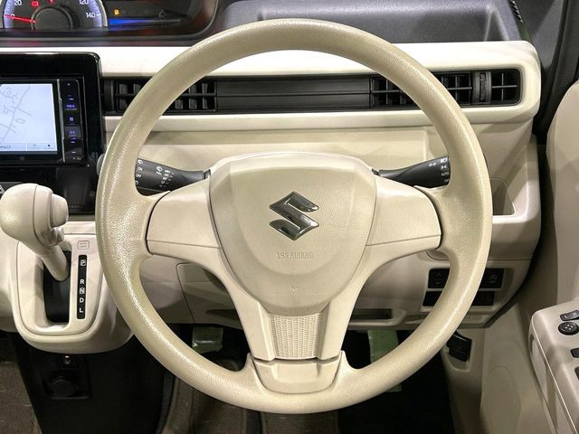 �C���e���A�ɍ��킹���f�U�C���̃X�e�A�����O�́A�^�]�������̂��Ƃ��l���A�^�]���₷���`��A�傫���ł��B�����x�A���ۂɐG���Ă��m���߂��������B