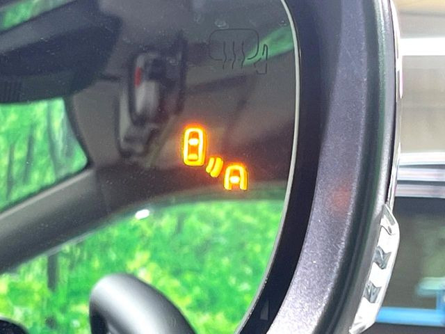 【ブラインドスポットモニター】走行中、ドアミラーの死角になりやすい箇所に後続車が接近するとサイドミラー付近に警告を表示、ドライバーに注意喚起をしてくれます。