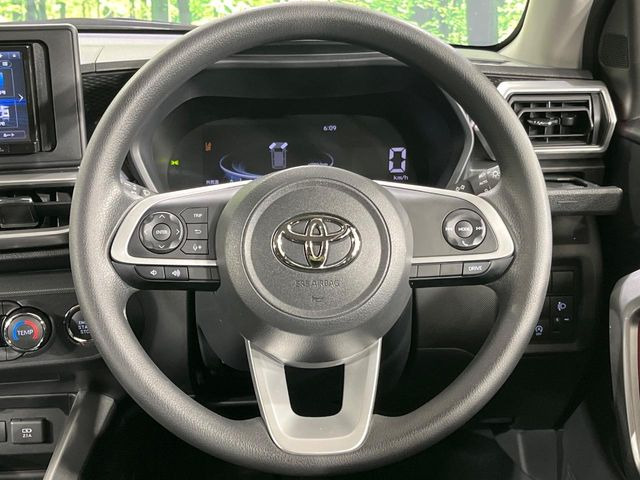 �C���e���A�ɍ��킹���f�U�C���̃X�e�A�����O�́A�^�]�������̂��Ƃ��l���A�^�]���₷���`��A�傫���ł��B�����x�A���ۂɐG���Ă��m���߂��������B