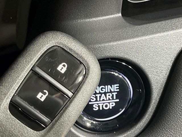 �yHonda�X�}�[�g�L�[�z�J�o����|�P�b�g�ɓ��ꂽ�܂܂ł��h�A�̎{���E�������\�ȃX�}�[�g�L�[�𑕔��B�G���W���̃I���E�I�t�����J�M�����o���K�v����������Ƃ��Ă��֗��ł���