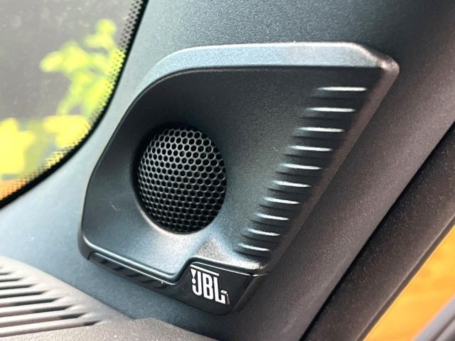 �yJBL�T�E���h�V�X�e���z���[�J�[�I�v�V�����̍��i�ʃT�E���h�V�X�e���𓋍ځB��p�̃`���[�j���O���{���ꂽ�召�l�X�ȃX�s�[�J�[����ǎ��ȃT�E���h���t�ł��A�Տꊴ���ӂ�鉹����Ԃ����o���܂��B