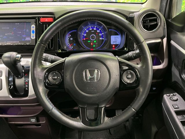 �C���e���A�ɍ��킹���f�U�C���̃X�e�A�����O�́A�^�]�������̂��Ƃ��l���A�^�]���₷���`��A�傫���ł��B�����x�A���ۂɐG���Ă��m���߂��������B