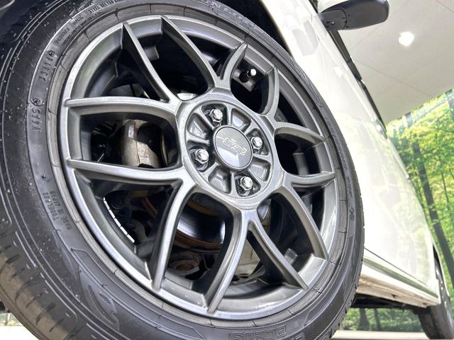 【純正オプション15インチアルミホイール】純正オプションホイールを装着。走行性能の向上に加え、外観もよりスタイリッシュになっています。