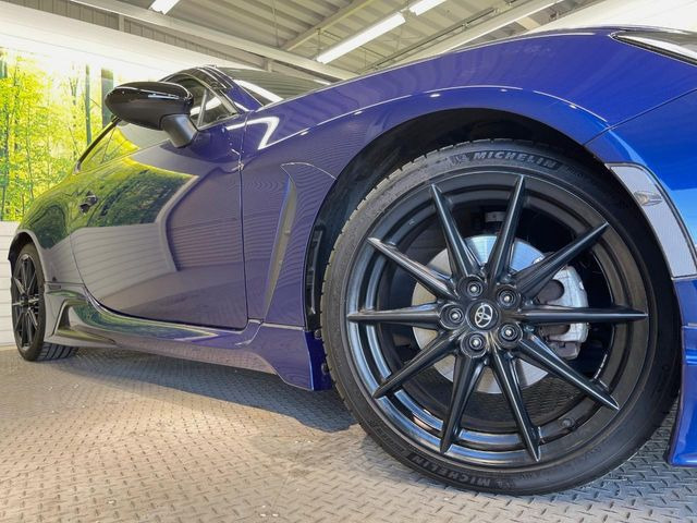 �y����18�C���`�A���~�z�C�[���z�O�ςɃ}�b�`���������A���~�z�C�[���𑕒����Ă���܂��B�e��ЊO�A���~�z�C�[����A�X�^�b�h���X�^�C�����戵�����Ă���܂��B���񂲑��k����������