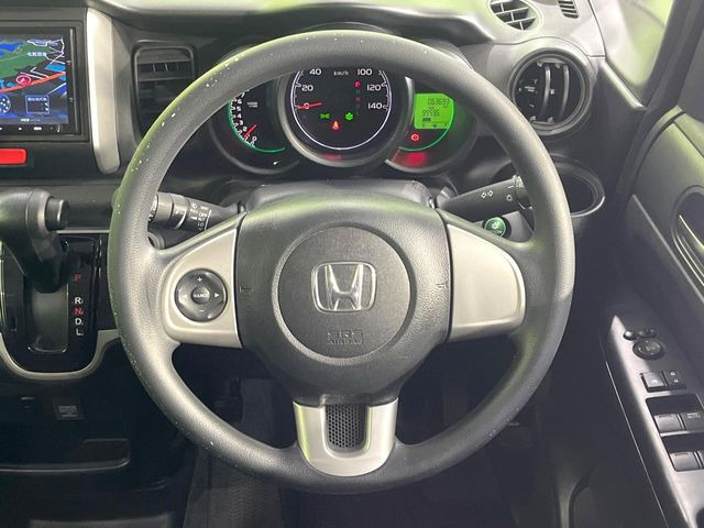 �C���e���A�ɍ��킹���f�U�C���̃X�e�A�����O�́A�^�]�������̂��Ƃ��l���A�^�]���₷���`��A�傫���ł��B�����x�A���ۂɐG���Ă��m���߂��������B