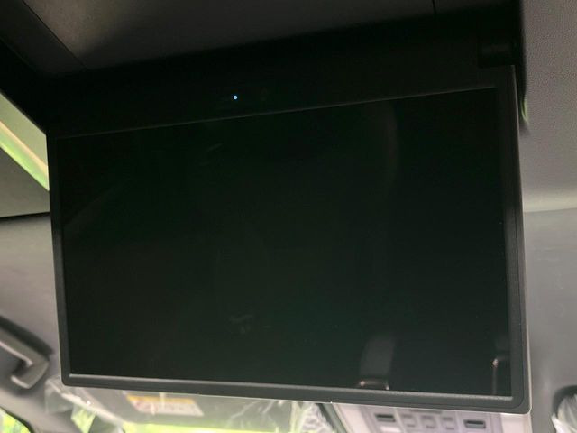 【フリップダウンモニター】大画面モニターで後席でもエンタメをお楽しみいただけます。小さなお子様にも大人気の装備です♪