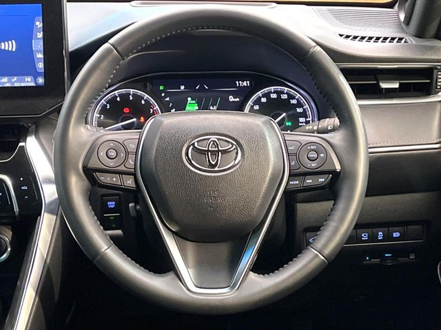 �C���e���A�ɍ��킹���f�U�C���̃X�e�A�����O�́A�^�]�������̂��Ƃ��l���A�^�]���₷���`��A�傫���ł��B�����x�A���ۂɐG���Ă��m���߂��������B