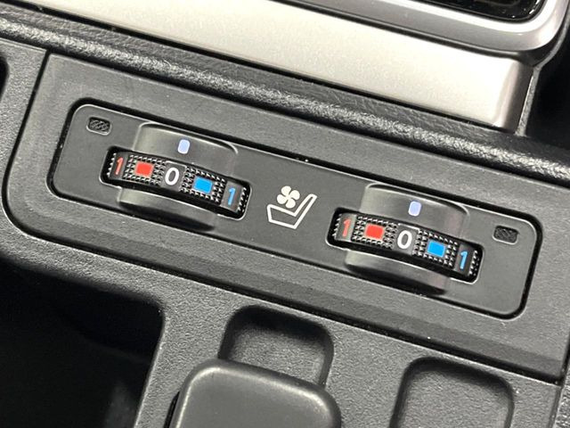 【シートベンチレーション】夏場は涼しい風でお尻や背中の熱やムレを防ぎ、冬はエアコンよりも早く温まってポカポカに!季節を問わず快適に過ごせます。