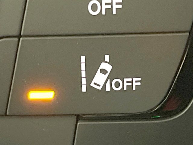 �����[���L�[�s���O�A�V�X�g:���s�Ԑ��̈�E�������Ă����@�\�B���s���ɁA�N���}���Ԑ�����O��Ă��邱�Ƃ��J���������m����ƁA�X�e�A�����O����U�������ăh���C�o�[�Ɍx�����܂��B