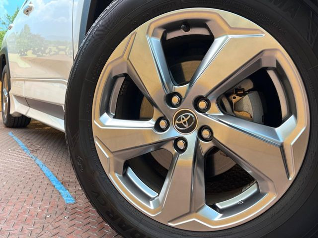 【純正18インチアルミホイール】外観にマッチした純正アルミホイールを装着しております。各種社外アルミホイールや、スタッドレスタイヤも取扱いしております。是非ご相談ください♪