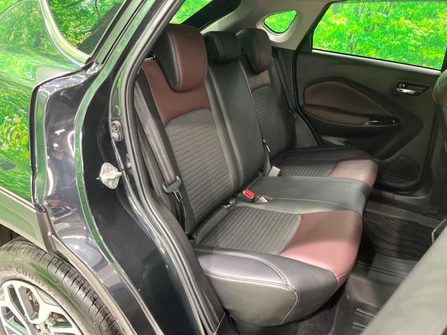 後部座席も気になるようなキズ・汚れやへたり等、大きなダメージはなく、良好な状態です。