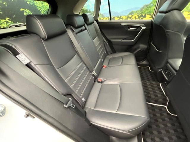 後部座席も気になるようなキズ・汚れやへたり等、大きなダメージはなく、良好な状態です。
