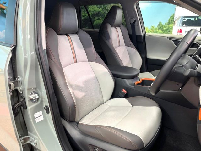 【合皮レザーシート】汚れのふき取りが容易でメンテナンスもが簡単な、機能性に優れる合成皮革を採用した上質なシートです。座り心地もよく、高級感あふれる心地良い車内空間を演出してくれます。