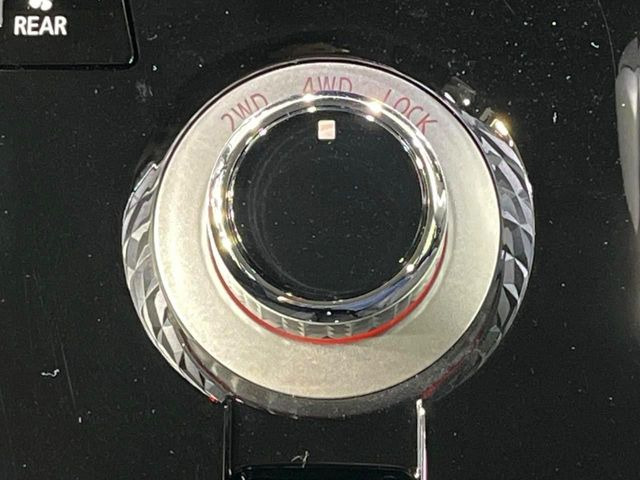 �y�h���C�u���[�h�Z���N�^�[�z�_�C������ŊȒP�Ƀ��[�h�ؑւ��\���R��d����2WD���[�h����A�ᓹ��{�i�I�ȃI�t���[�h�ł������4WD LOCK���[�h�܂ŁA���L���g�����ɑΉ����Ă��܂��B