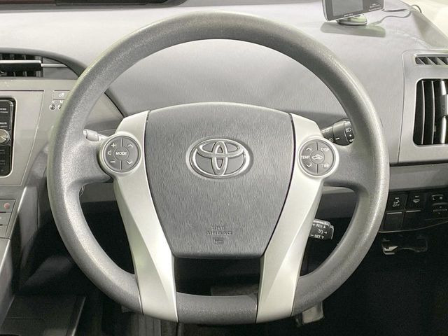 �C���e���A�ɍ��킹���f�U�C���̃X�e�A�����O�́A�^�]�������̂��Ƃ��l���A�^�]���₷���`��A�傫���ł��B�����x�A���ۂɐG���Ă��m���߂��������B