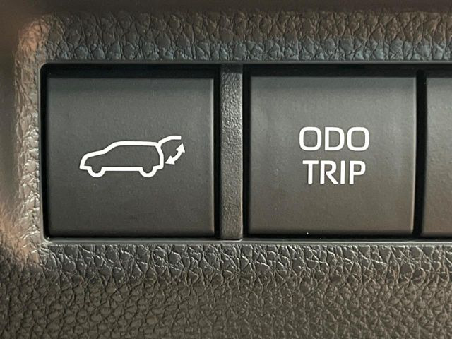 【パワーバックドア】スマートキーや運転席のボタンを押すだけでリアゲートが自動で開閉します!荷物を持っている時や、高い位置にあるバックドアを閉める際に便利な機能です♪