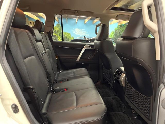 後部座席も気になるようなキズ・汚れやへたり等、大きなダメージはなく、良好な状態です。