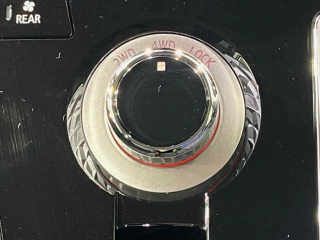 �y�h���C�u���[�h�Z���N�^�[�z�_�C������ŊȒP�Ƀ��[�h�ؑւ��\���R��d����2WD���[�h����A�ᓹ��{�i�I�ȃI�t���[�h�ł������4WD LOCK���[�h�܂ŁA���L���g�����ɑΉ����Ă��܂��B