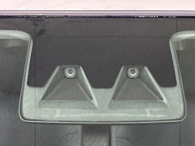 【スマートアシスト】走行中に前方の車両等を認識し、衝突しそうな時は警報とブレーキで衝突回避と被害軽減をアシスト。より安全にドライブをお楽しみいただけます。