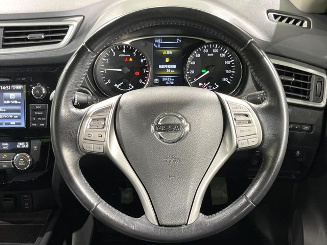 �C���e���A�ɍ��킹���f�U�C���̃X�e�A�����O�́A�^�]�������̂��Ƃ��l���A�^�]���₷���`��A�傫���ł��B�����x�A���ۂɐG���Ă��m���߂��������B