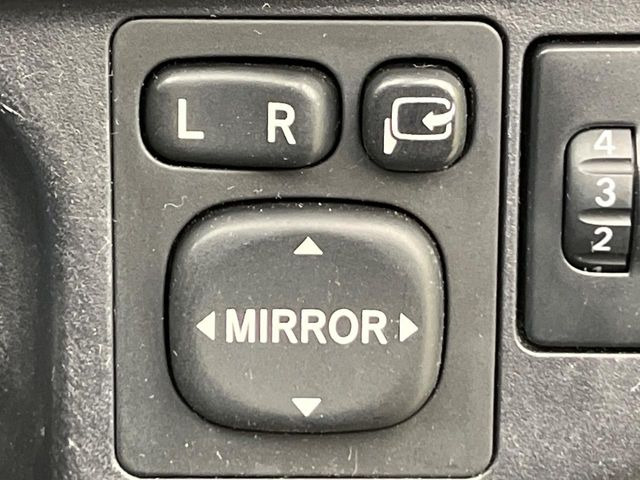 �y�d���i�[�~���[�z�T�C�h�~���[�͓d���i�[���ƂȂ��Ă���A�������ԏ�ł��L�Y�������X�N��}�����܂��B