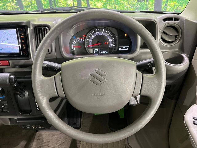 �C���e���A�ɍ��킹���f�U�C���̃X�e�A�����O�́A�^�]�������̂��Ƃ��l���A�^�]���₷���`��A�傫���ł��B�����x�A���ۂɐG���Ă��m���߂��������B