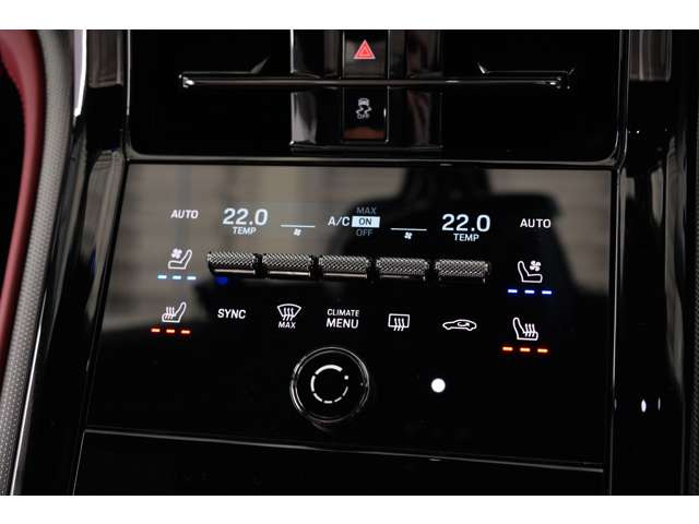 �Z���^�[�R���\�[���̓^�b�`���p�l�����̗p���A�����I�ȑ��쐫�Ɛ�i���𗼗��B�����X�C�b�`���ŏ����ɗ}�����f�U�C���ŁA���s���[�h��󒲑�����X���[�Y�ɍs���܂��B