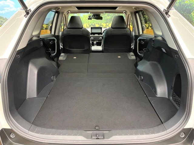 後席を格納すると、これだけの広さが!シーンに合わせたシートアレンジで、大きな荷物も積むことが出来ます♪