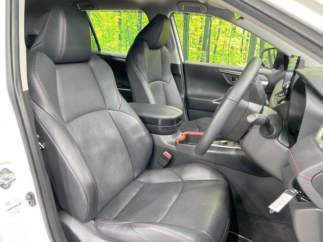 【合皮レザーシート】汚れのふき取りが容易でメンテナンスもが簡単な、機能性に優れる合成皮革を採用した上質なシートです。座り心地もよく、高級感あふれる心地良い車内空間を演出してくれます。