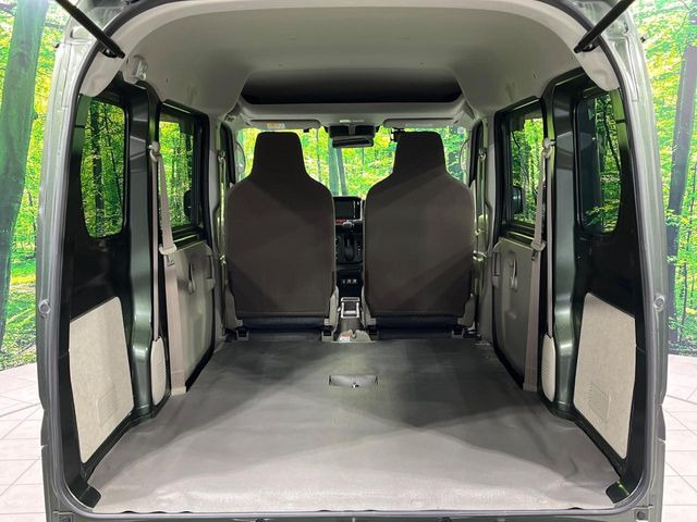 ���i�̂���������ʋ΁A���}���ɏ\���ȉ׎��X�y�[�X���m�ۂ��Ă���܂��B�Z�J���h�V�[�g��|���ƁA�傫�ȉו��̐ύڂ��\�ł���