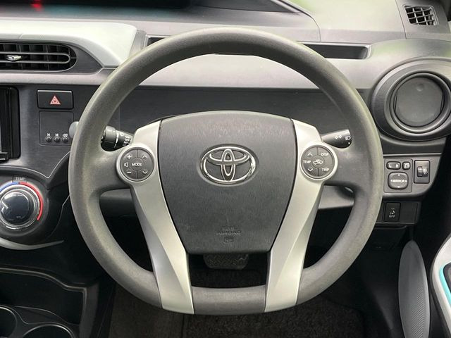 �C���e���A�ɍ��킹���f�U�C���̃X�e�A�����O�́A�^�]�������̂��Ƃ��l���A�^�]���₷���`��A�傫���ł��B�����x�A���ۂɐG���Ă��m���߂��������B