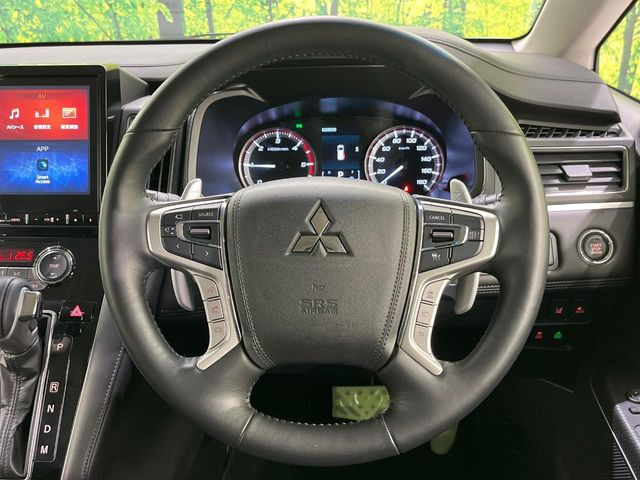 �C���e���A�ɍ��킹���f�U�C���̃X�e�A�����O�́A�^�]�������̂��Ƃ��l���A�^�]���₷���`��A�傫���ł��B�����x�A���ۂɐG���Ă��m���߂��������B