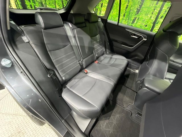 後部座席も気になるようなキズ・汚れやへたり等、大きなダメージはなく、良好な状態です。