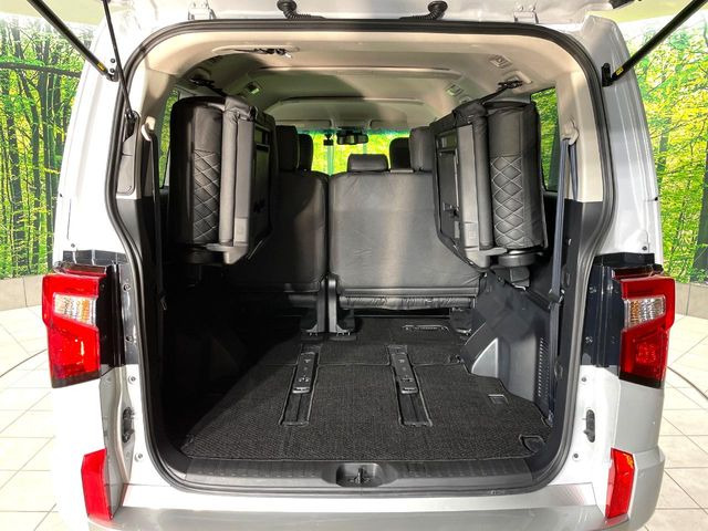 ���i�̂���������ʋ΁A���}���ɏ\���ȉ׎��X�y�[�X���m�ۂ��Ă���܂��B�Z�J���h�V�[�g��|���ƁA�傫�ȉו��̐ύڂ��\�ł���