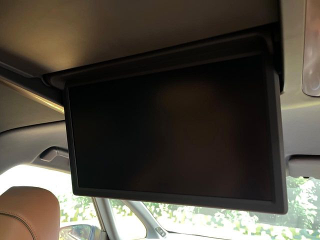 【14型有機ELフリップダウン】三列目からでも迫力のエンタメが観れる大画面フリップダウン。有機ELのモニターでは、一般的なフリップダウンよりも高コントラストでキレイな映像を楽しめます。