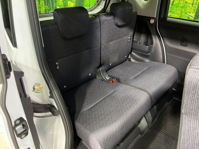 後部座席も気になるようなキズ・汚れやへたり等、大きなダメージはなく、良好な状態です。