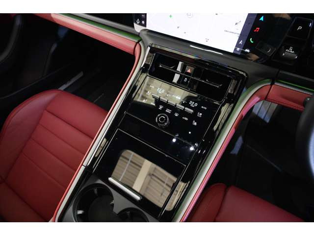 �{�^������̓h���C�o�[�ڐ��Ŕz�u����A���s���ł����삵�₷���݌v�B�X�|�[�c�N���m�̃��[�h�ؑւ������ɍs���A�p�i���[���炵������̊y���������߂Ă���܂��B