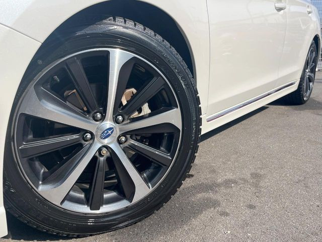 �y����18�C���`�A���~�z�C�[���z�O�ςɃ}�b�`���������A���~�z�C�[���𑕒����Ă���܂��B�e��ЊO�A���~�z�C�[����A�X�^�b�h���X�^�C�����戵�����Ă���܂��B���񂲑��k����������