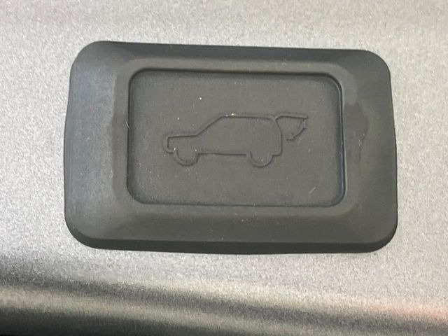 【パワーバックドア】スマートキーや運転席のボタンを押すだけでリアゲートが自動で開閉します!荷物を持っている時や、高い位置にあるバックドアを閉める際に便利な機能です♪