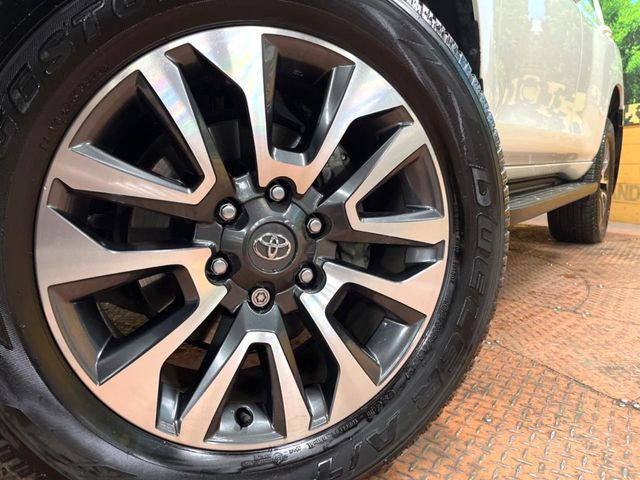 【純正19インチアルミホイール】外観にマッチした純正アルミホイールを装着しております。各種社外アルミホイールや、スタッドレスタイヤも取扱いしております。是非ご相談ください♪