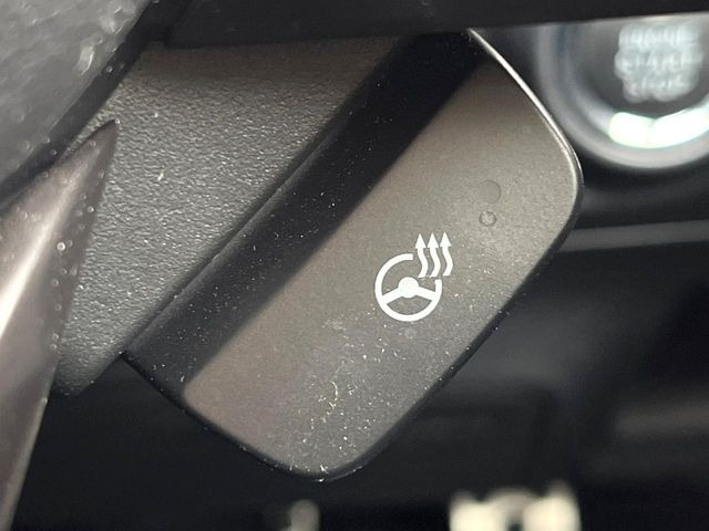 【ステアリングヒーター】冬場に冷たくなりやすい革巻きステアリングを、スイッチ一つで素早く適温に!エアコンよりも早く温まってくれるので、寒い日の運転も快適になりますね♪