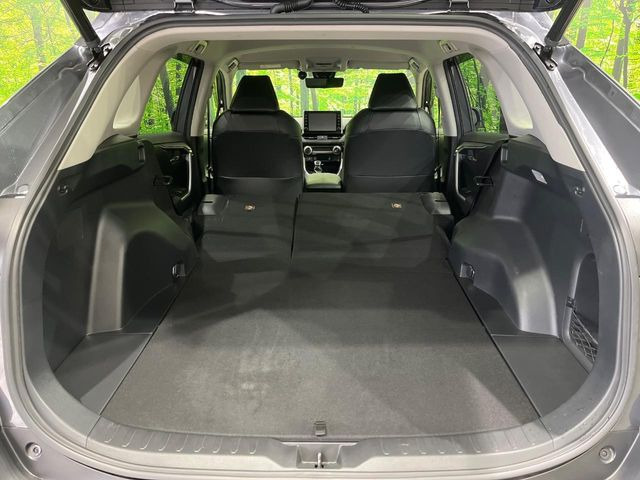 後席を格納すると、これだけの広さが!シーンに合わせたシートアレンジで、大きな荷物も積むことが出来ます♪
