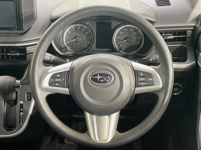 �C���e���A�ɍ��킹���f�U�C���̃X�e�A�����O�́A�^�]�������̂��Ƃ��l���A�^�]���₷���`��A�傫���ł��B�����x�A���ۂɐG���Ă��m���߂��������B